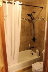 4 Seasons Inn on Fall River - 3