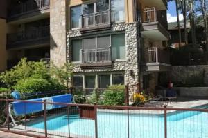 Lovely Vail Village Creekside 2 Bedroom Condo with Hot Tub and Pool., Vail