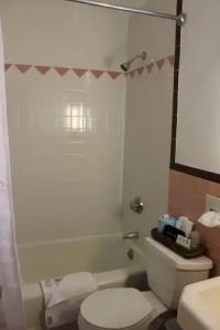 Town & Beach Motel - 2