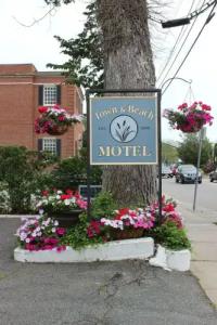 Town & Beach Motel - 4