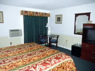 Yankee Clipper Inn - 3