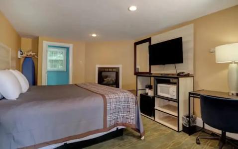 Yankee Clipper Inn - 28