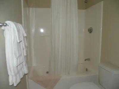 Yankee Clipper Inn - 7