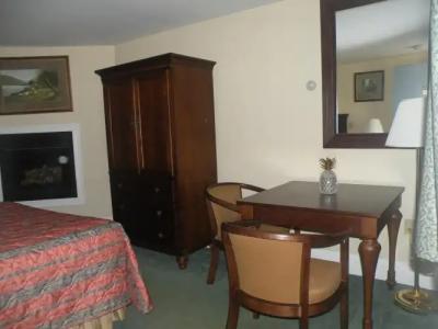 Yankee Clipper Inn - 2