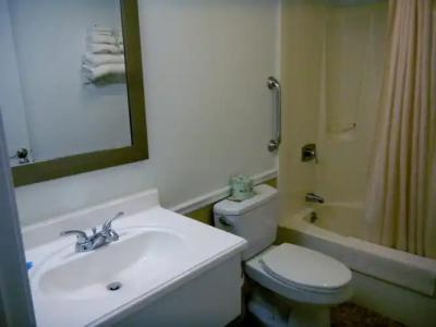 Yankee Clipper Inn - 8