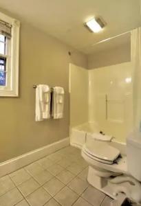 Yankee Clipper Inn - 12