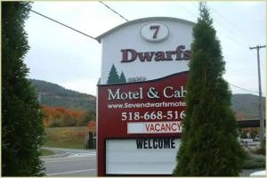 Seven Dwarfs Motel & Cabins, Lake George