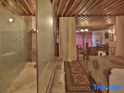 Aren Cave And Art Gallery - 137