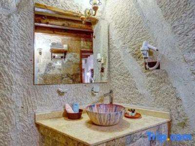 Aren Cave And Art Gallery - 76