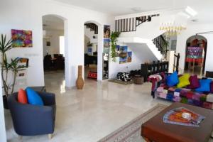 Lana Villa, Muscat