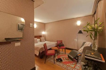 Saturnia & International - 25