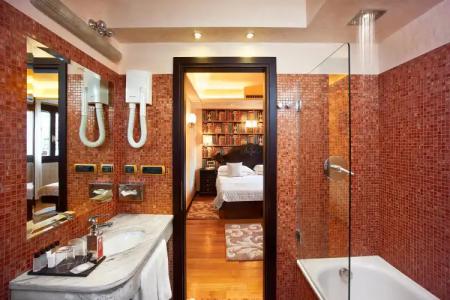 Saturnia & International - 12