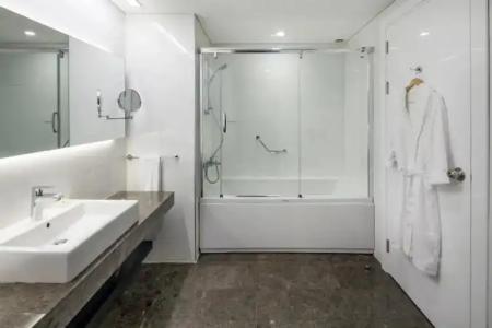 Ramada & Suites by Wyndham Izmir Kemalpasa - 108