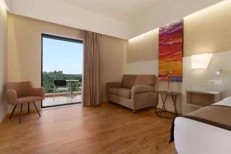 Ramada Plaza by Wyndham Thraki - 2