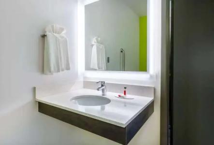 Super 8 by Wyndham Winnipeg East MB - 6