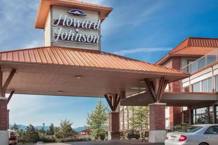 Elk Lake Inn & Suites Victoria