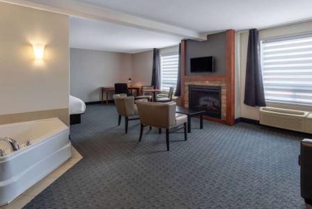 Super 8 by Wyndham Trois-Rivieres - 1