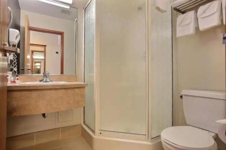 Super 8 by Wyndham Trois-Rivieres - 57