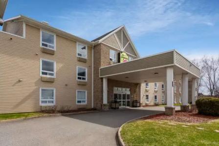 Super 8 by Wyndham Trois-Rivieres - 23