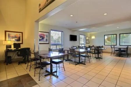 Super 8 by Wyndham Trois-Rivieres - 58