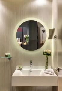 One King West and Residence - 8