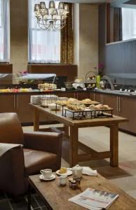 One King West and Residence - 11