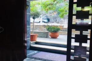 Hotel «George», Agios Kirykos