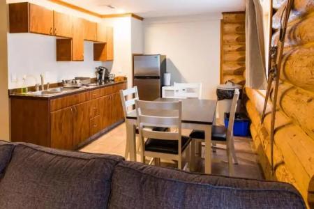 Glacier House & Resort - 78