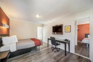 The Revelstoke Gateway Inn, Revelstoke
