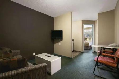 Super 8 by Wyndham Revelstoke BC - 37