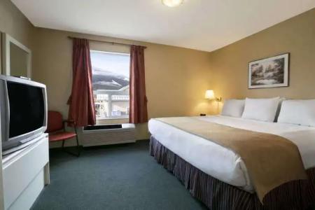 Super 8 by Wyndham Revelstoke BC - 10