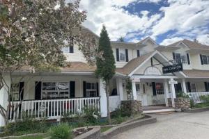 Inn on Canyon, Radium Hot Springs