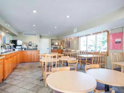 Econo Lodge Inn & Suites - North Vancouver - 23