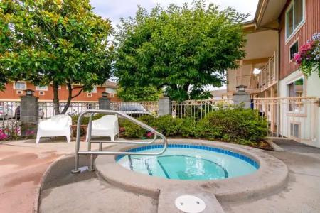 Econo Lodge Inn & Suites - North Vancouver - 13