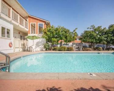 Econo Lodge Inn & Suites - North Vancouver - 14