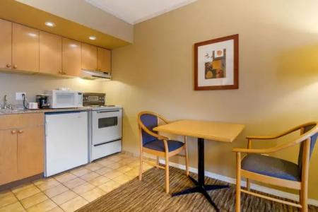 Econo Lodge Inn & Suites - North Vancouver - 18
