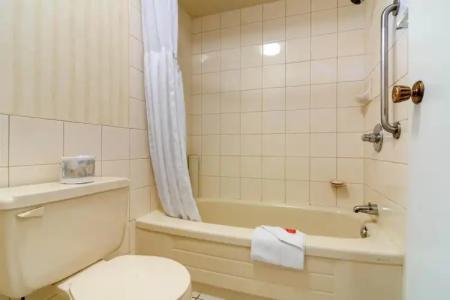 Econo Lodge Inn & Suites - North Vancouver - 8