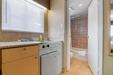 Econo Lodge Inn & Suites - North Vancouver - 17