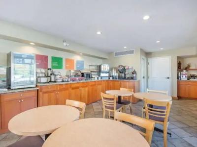 Econo Lodge Inn & Suites - North Vancouver - 21