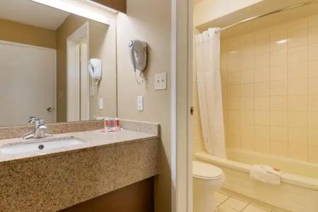 Econo Lodge Inn & Suites - North Vancouver - 9