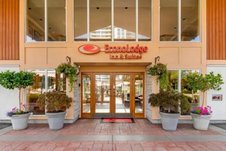 Econo Lodge Inn & Suites - North Vancouver