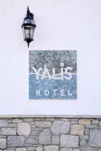 Yalis