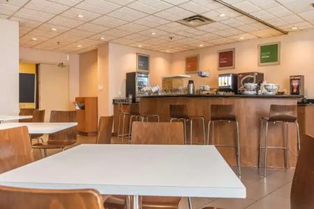 Comfort Suites Downtown - 15