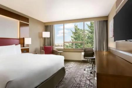 DoubleTree by Hilton Toronto Airport West - 3
