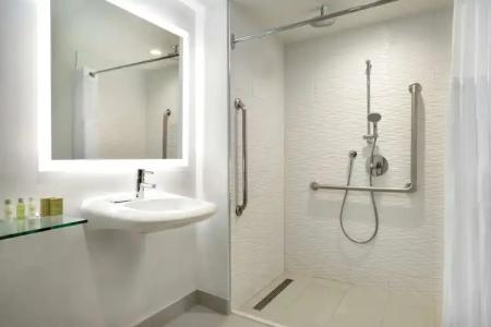 DoubleTree by Hilton Toronto Airport West - 24