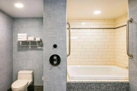 Quality Inn & Suites - 37