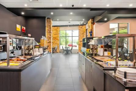 Quality Inn & Suites - 10