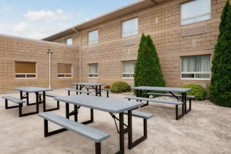 Days Inn by Wyndham Leamington - 14