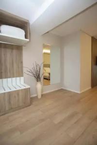 Vlora International - 52