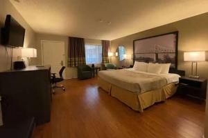 Super 8 by Wyndham Gananoque - Country Squire Resort, Gananoque